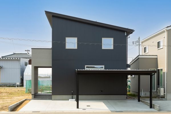 新築　黒い外観　新潟　